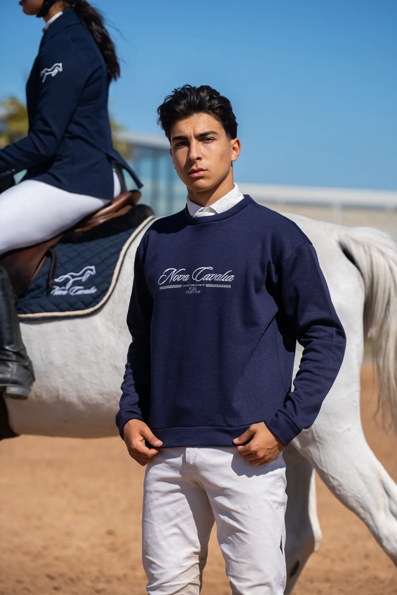 Cavalier portant le sweat marine Nova Cavalia