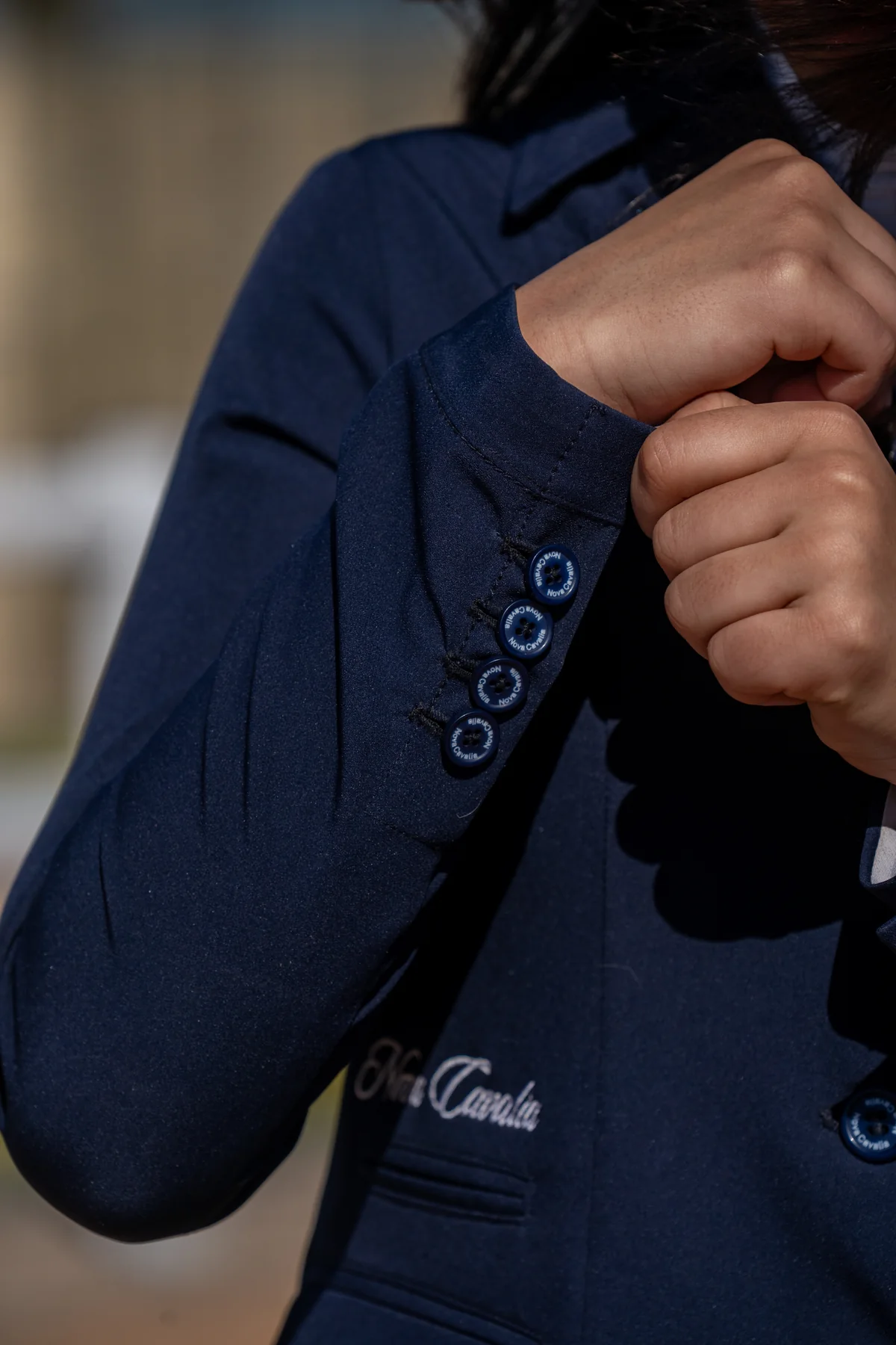 Detail du poignet et de la finition de la veste