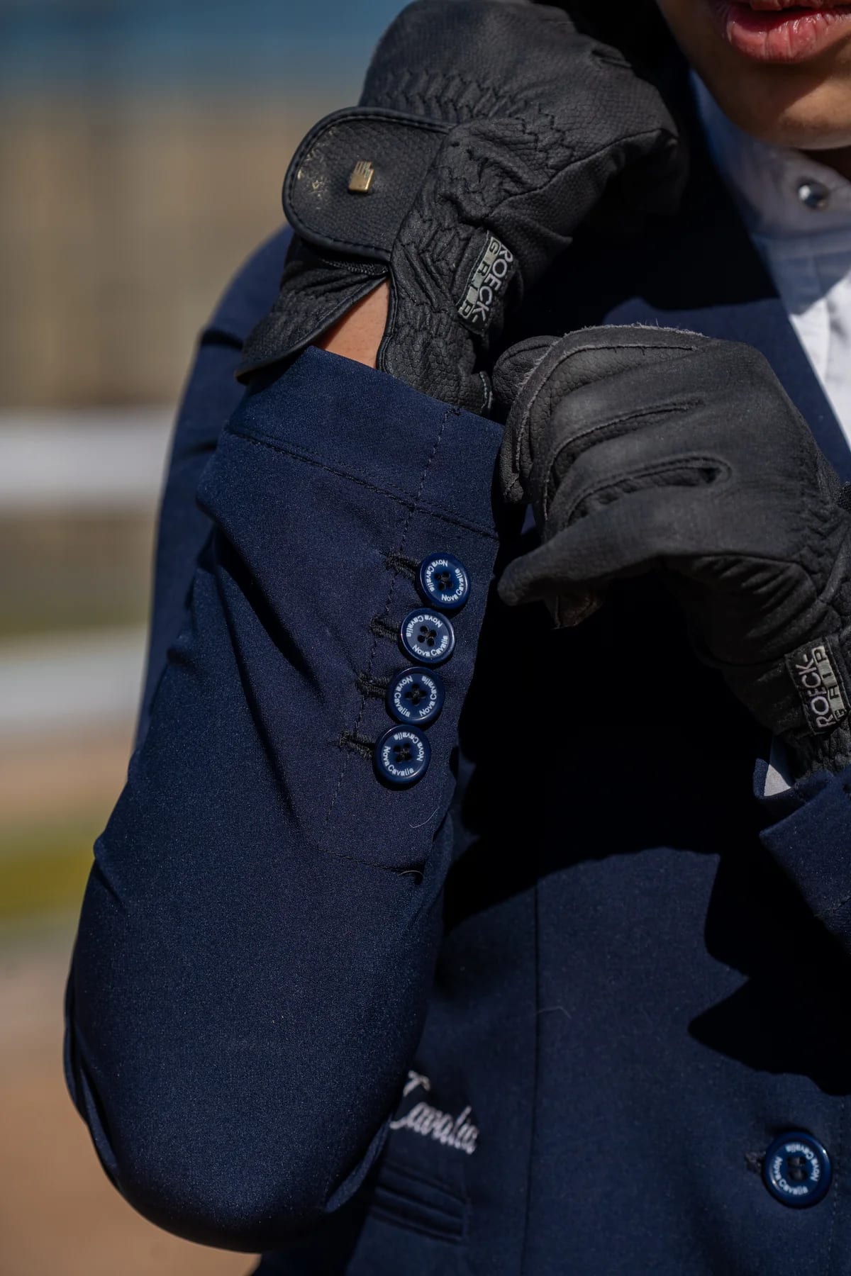 Broderie du cheval sur la manche de la veste de concours